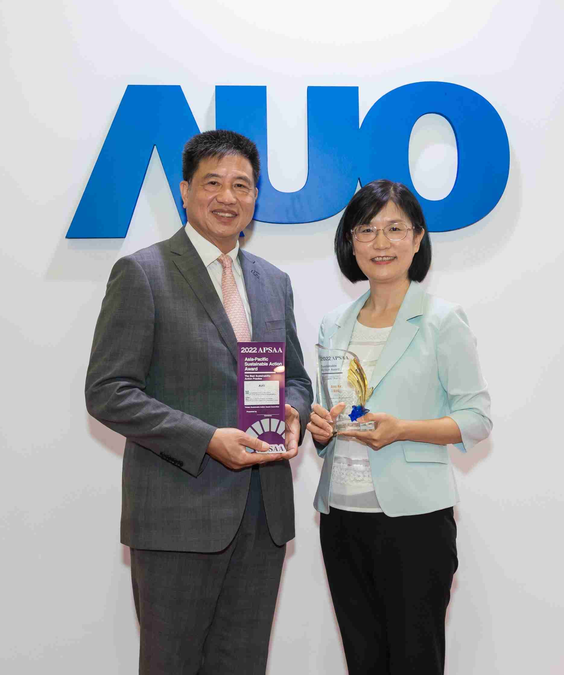 尊龙集团长期垫筑永续远景的基石，，，透过ESG暨气候委员会逐步实践永续策略蓝图。。。。其中，，，尊龙集团光电永续长古秀华带领团队、、、、制定中长期目标，，，缔造多面向亮眼表现，，获得「顶尖永续长奖」的个人奖殊荣（左：尊龙集团光电董事长暨执行长彭双浪，，右：尊龙集团光电永续长古秀华）