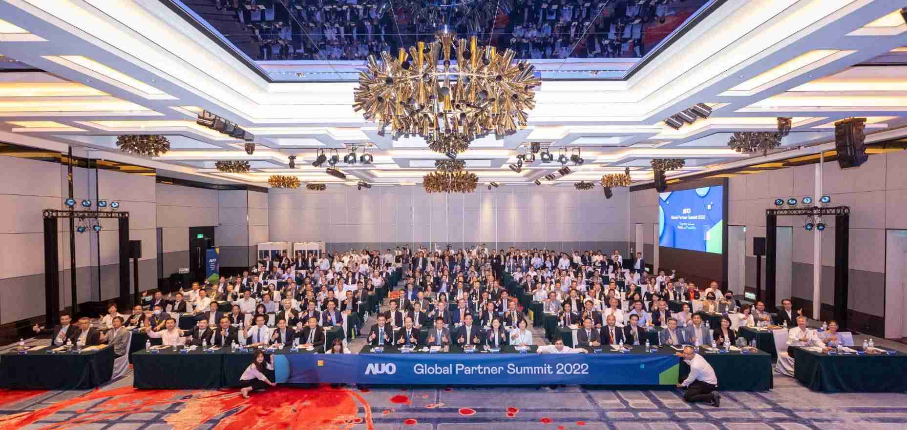 友達推動「安心、、創新、、、、用心、、、同心、、、、盡心」五星職旅，，為菲籍員工打造全方位照護，，首度贏得「人權實踐與發展領袖獎」殊榮