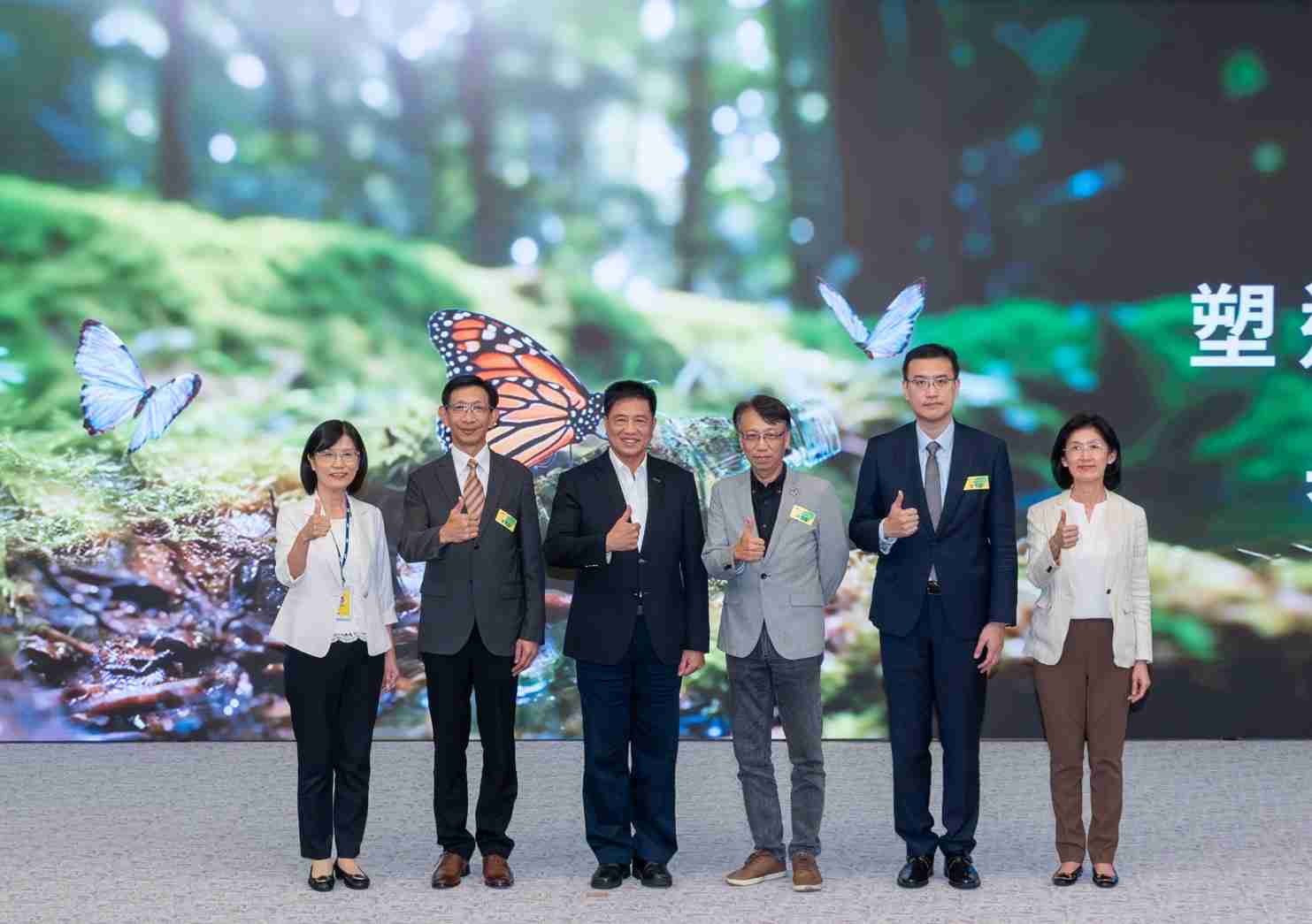 友達2023 CSR共榮大會，，，邀請領域專家分享交流生物多樣性管理趨勢、、、無塑產品、、、海廢永續塑料等議題  （圖左到右：友達光電永續長古秀華、、、、3M台灣技術長陳君杰、、、、友達光電董事長暨集團策略長彭双浪、、、、光寶科技企業永續發展處處長陳慶暉、、、、安永聯合會計師事務所執業會計師曾于哲、、、、友達光電供應鏈總部副總經理吳宜芳）