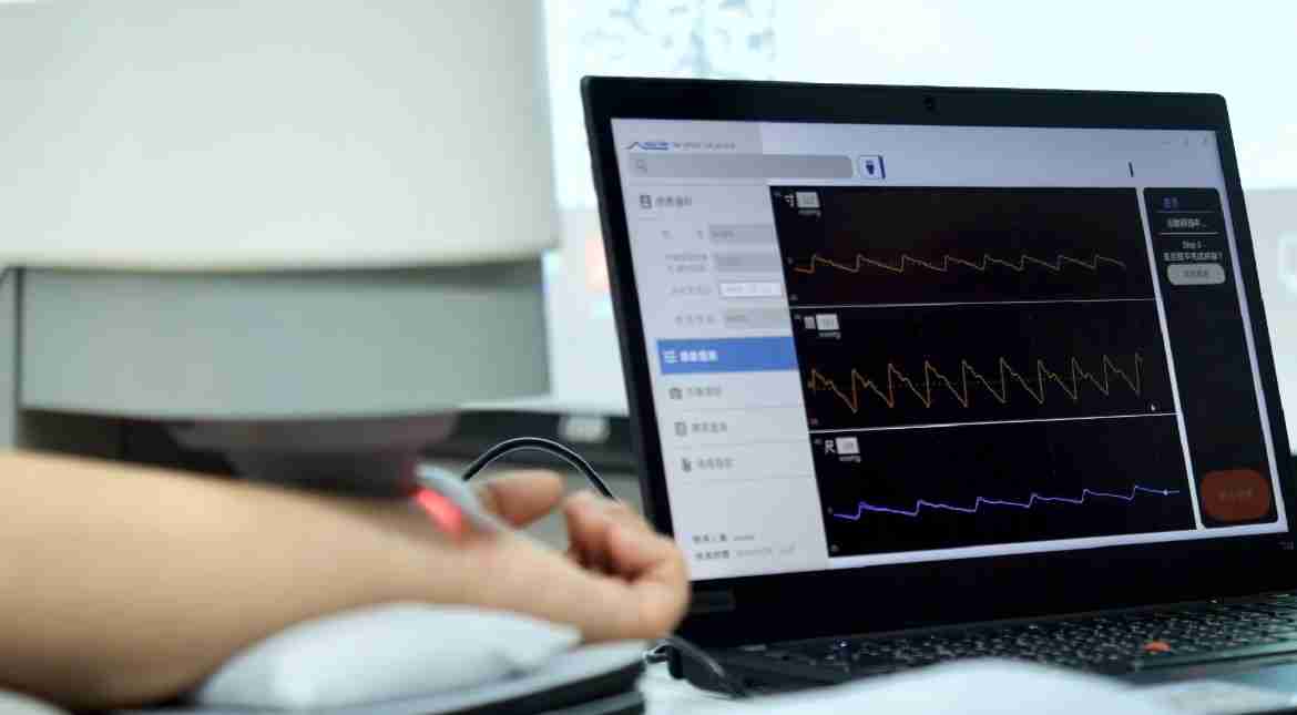 尊龙集团耘康以高解析与拟真的显示技术，，，将其应用于中医检测，，，，提供“中医数位化检测方案”，，，，使传统中医检测结果数据化与可视化