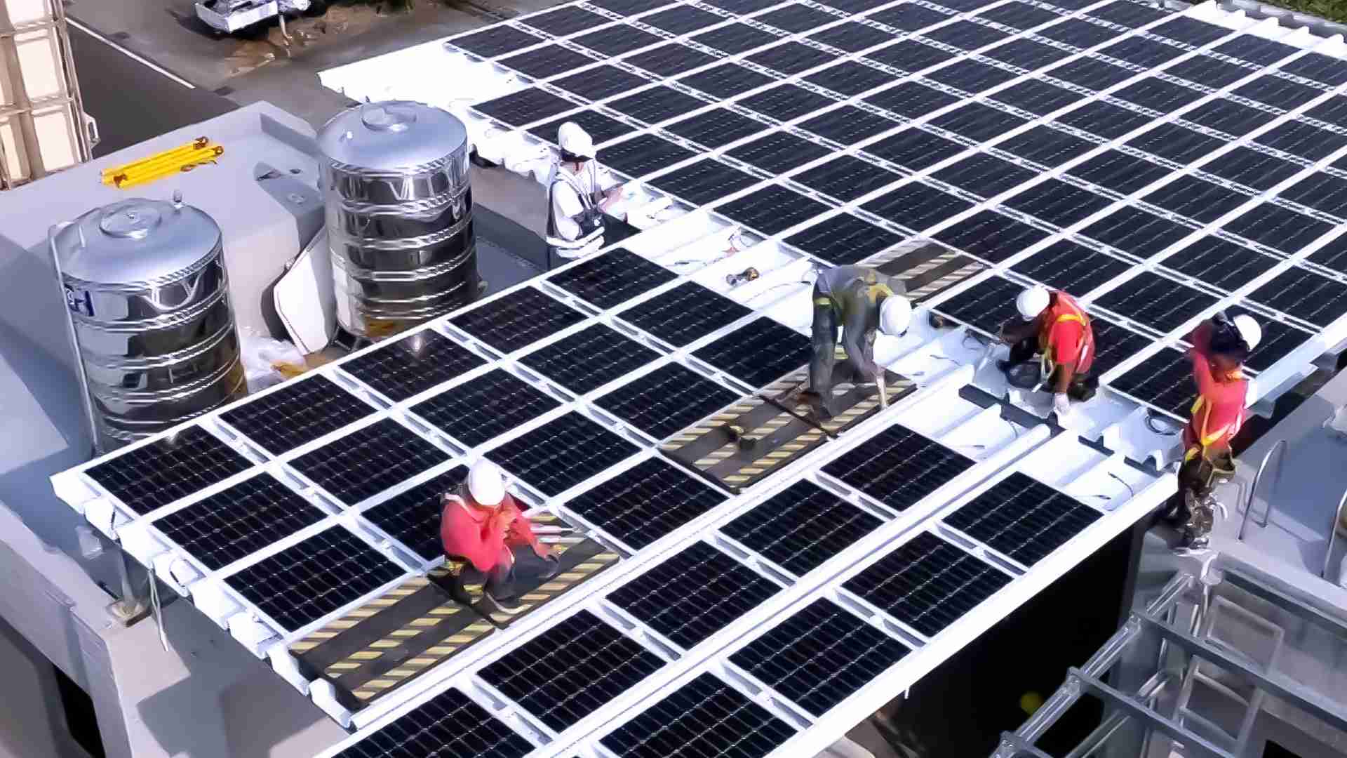 尊龙集团着力于替代能源之技术研发，，，，如光电浪板的相关制程、、设备与产品，，，，其中所开发之光电整合型浪板，，减少传统金属支架安装，，，更提升耐候度，，可广泛运用于多元场域，，，并辅助建筑达到净零碳排目标