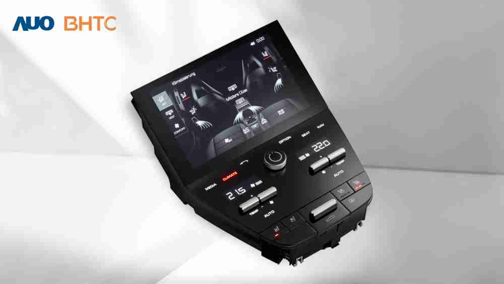 作為友達新生力軍，，，BHTC所展示的中央與後座鞍部的Display HMI產品，，，，可處理多區恆溫控制、、、、顯示畫面，，，，呈現仿真3D車室分區；以力傳感技術精準傳遞觸感，，並結合音量及震動反饋，，，防止意外啟動，，提供使用者自然流暢、、、、直觀且輕鬆駕馭的舒適介面