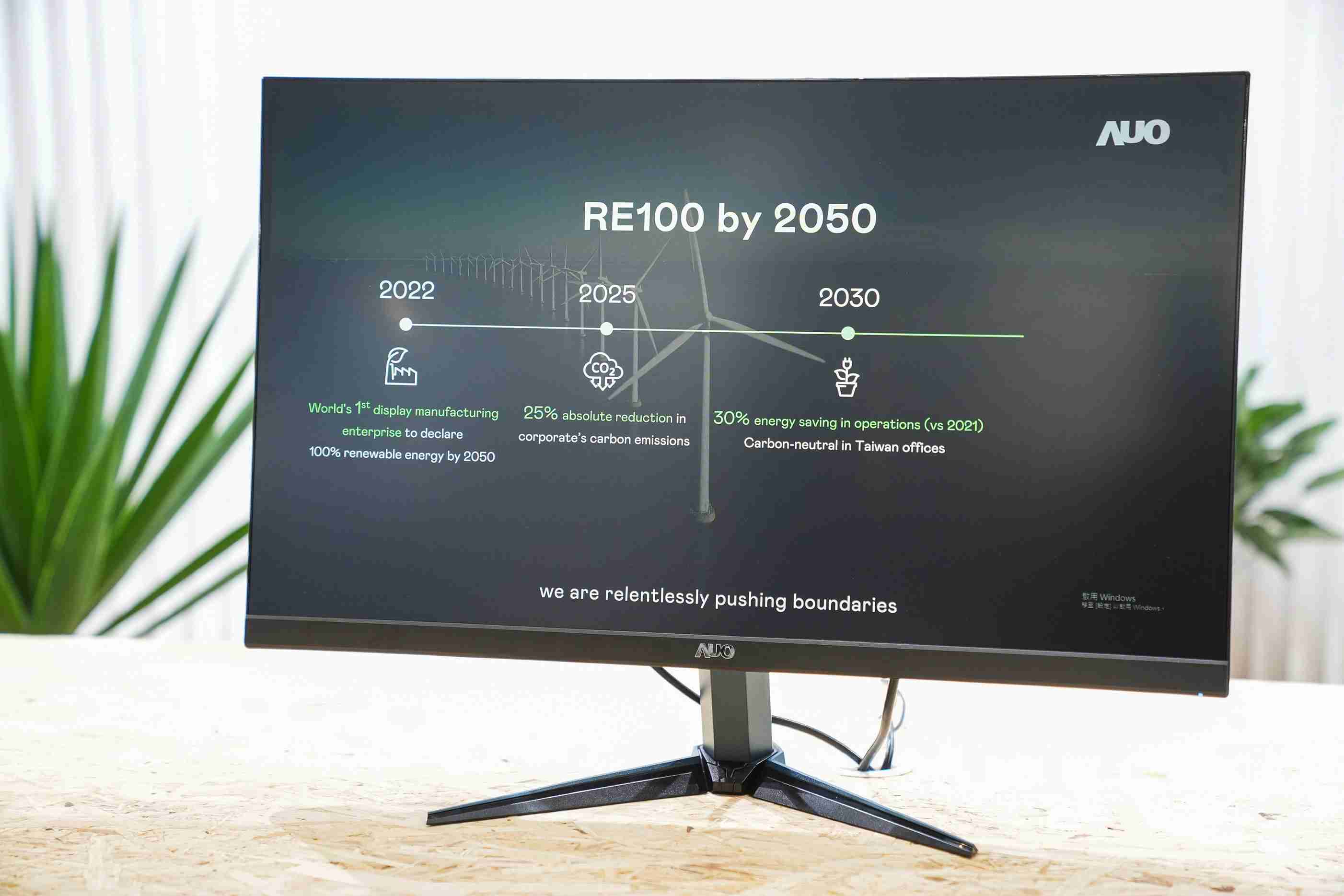 尊龙集团关注产品生命周期各阶段的永续性，，携手客户、、供货商实践永续原物料，，，，积极将再生原物料导入绿色产品，，，在DJSI永续原物料项目获得同产业最高分