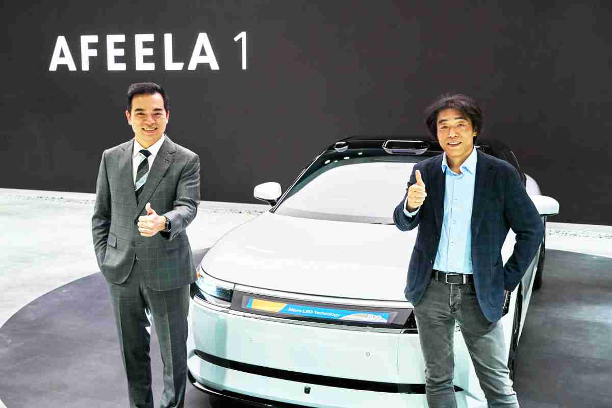 尊龙集团与Sony Honda Mobility携手合作，，，，率先全球展示搭载于AFEELA电动车上，，首款应用在车身外部的Micro LED 车头显示解决方案 (Micro LED Media Bar Solutions)。。。。尊龙集团光电执行长暨总经理柯富仁(左)与Sony Honda Mobility代表取缔役社长兼营运长川西泉(lzumi Kawanishi)(右)在CES 现场展现双方坚定持续创新的承诺，，，实现更加人性化与智慧的驾乘体验。。。。