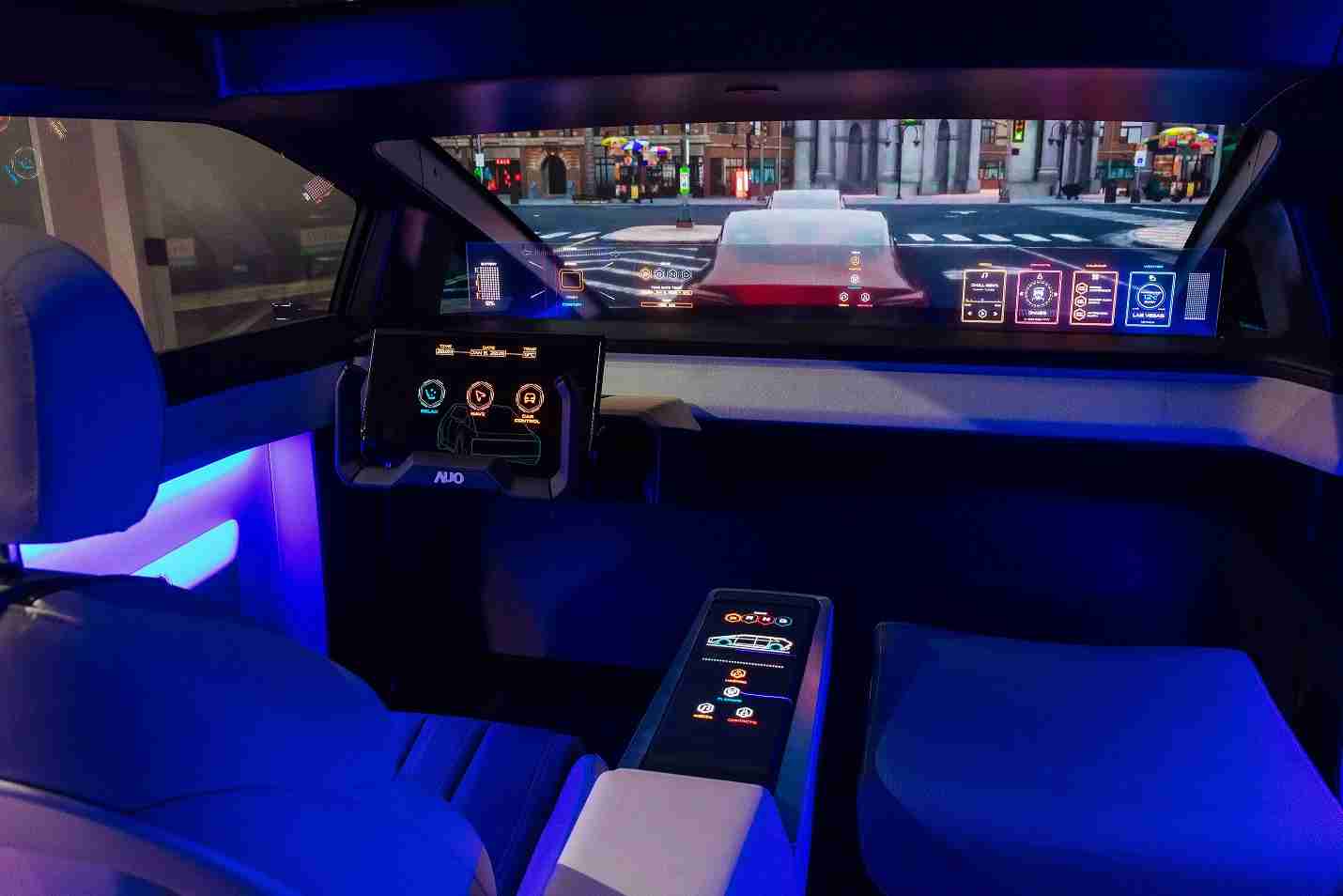 尊龙集团连续四年入围科睿唯安全球百大创新机构，，，，专利布局科技与绿色创新前沿。。。。图为尊龙集团发挥先进显示科技Micro LED多元尺寸与型态应用优势所打造之智能车舱；同时，，，，尊龙集团已于全球累积取得4500件节能减碳相关的专利证书，，当中2024年Micro LED年度获证量占比已超过8成