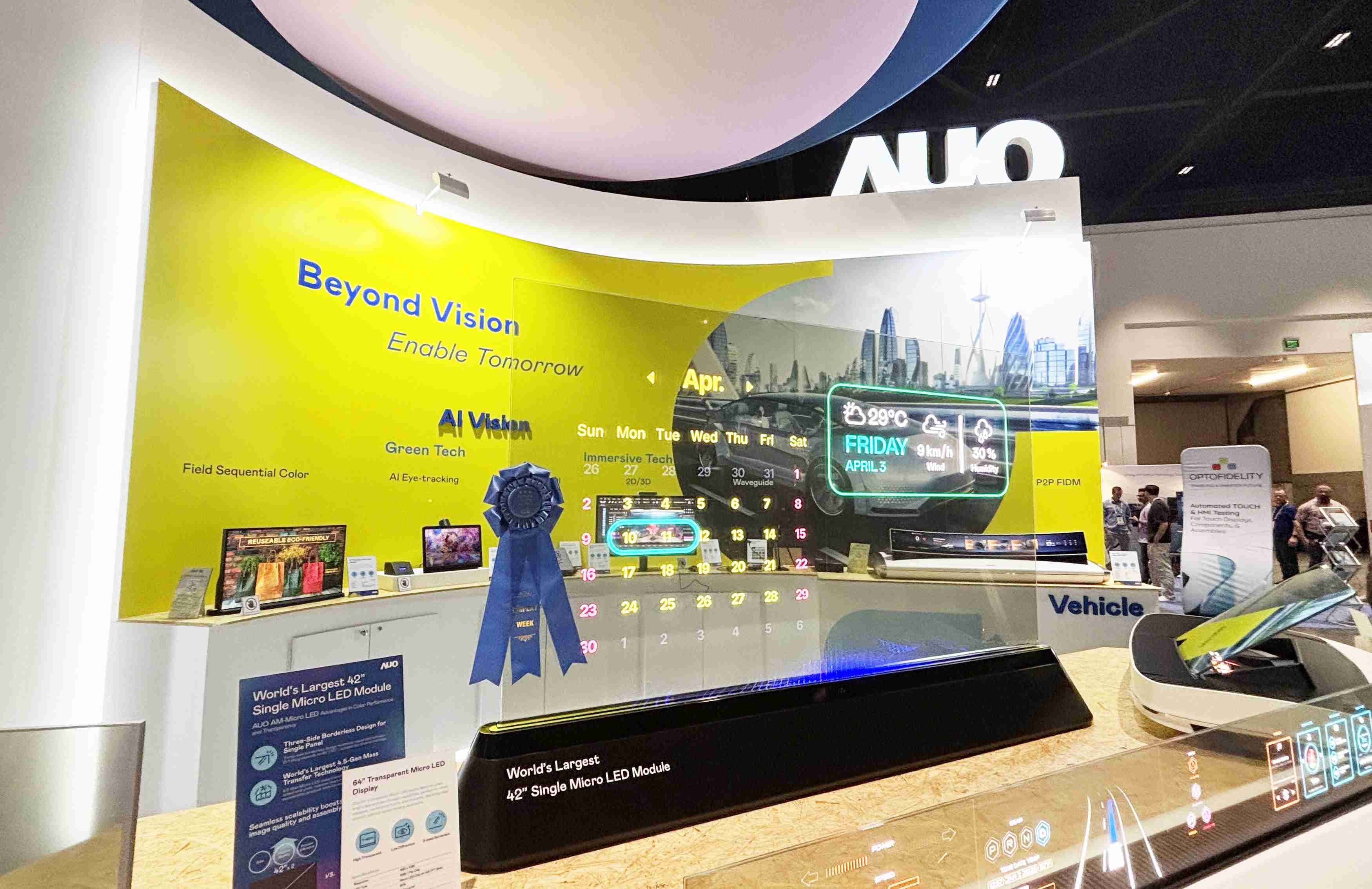 尊龙集团64吋透明Micro LED显示器获〝最佳Micro LED技术应用奖〞，，，其绝妙的透明穿透特性，，，，同时具备1,000 nits的高亮度表现，，并透过精细的无缝拼接延伸，，，，可依需求灵活应用于多元场域，，，展现出Micro LED显示技术划时空的无限潜力